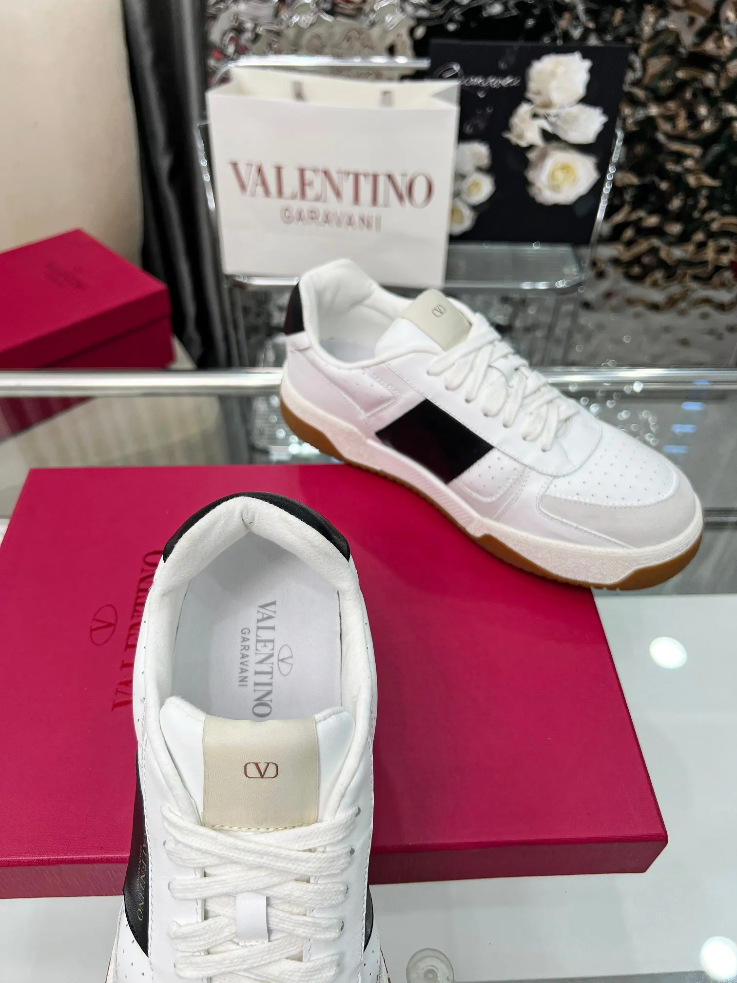 【Valentino】P: 660💰 Couple style, size: women 35-40▪️men 39-44 (customized at 45.46) Valentino 𝑶𝒏𝒆𝑺𝒕𝒖𝒅 Couple sports shoes series Valentino 2025 new couple sports shoes are on sale. The original ZP purchase and disassembly. Repeated pattern making and modification. 1:1 restoration! Top luxury masterpiece, lace-up design, soft and comfortable imported calfskin brings excellent elegant texture and excellent on-foot comfort. Top purchasing version upper: imported calfskin surface/original oil edge craftsmanship. Lining: water-dyed sheepskin lining. Outsole: original development 𝐓𝐏𝐔 two-color combination outsole. Packaging: full package with original configuration.